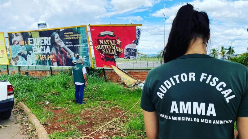 Contra poluição visual, Prefeitura de Goiânia recolhe das ruas 160 engenhos publicitários por dia