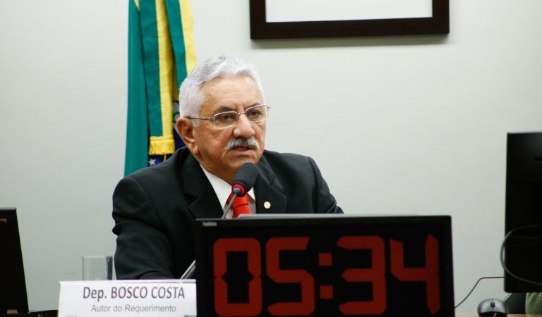 Comissão aprova projeto que permite cassar carteira de motorista por crime contra a mulher ocorrido no trânsito