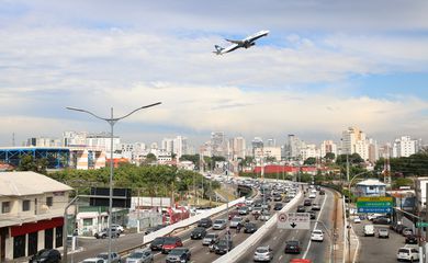 Demanda por voos domésticos tem queda de 2,5% no Brasil em maio