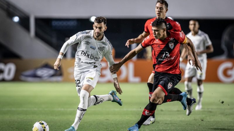 Santos vence o Atlético-GO e sobe na tabela do Brasileirão