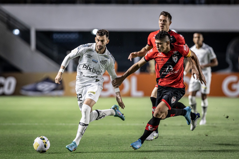 Santos vence o Atlético-GO e sobe na tabela do Brasileirão