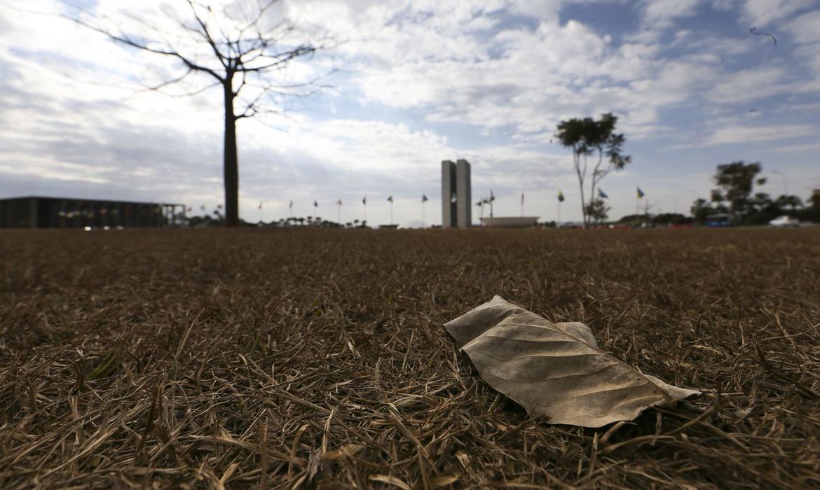 Meteorologia emite alerta de tempo seco em grande parte do país