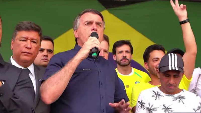 Em comício, Bolsonaro defende excludente de ilicitude para policiais