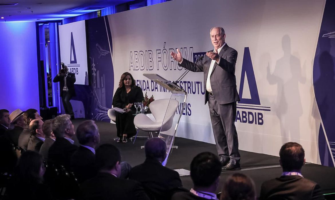 Ciro Gomes pede ajuda de empresários para debater modelo econômico