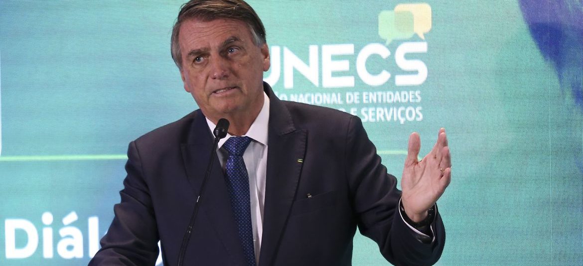 Bolsonaro diz que reajustará salário de servidores públicos em 2023