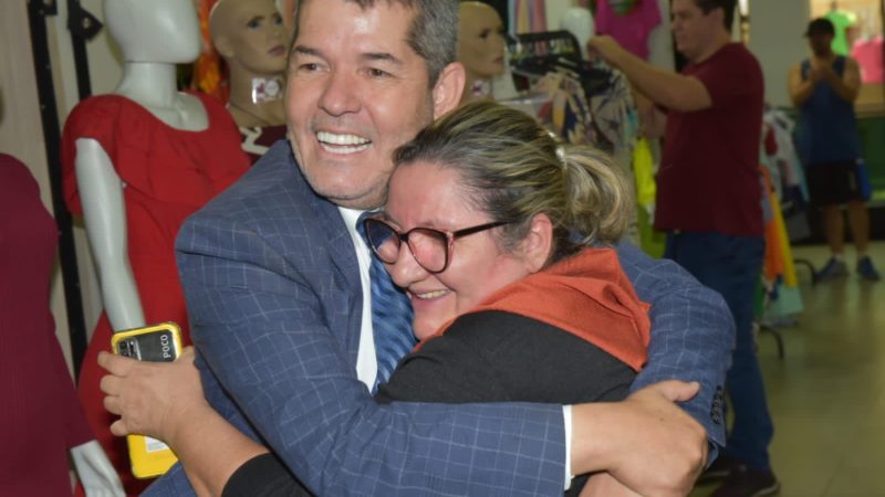 Delegado Waldir faz caminhada na região da Rua 44 em Goiânia