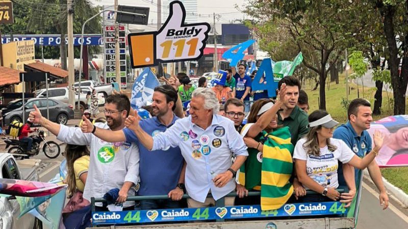 Alexandre Baldy anda nas principais ruas de Anápolis com Caiado na maior carreata da campanha