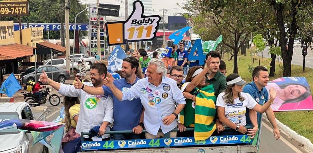 Alexandre Baldy anda nas principais ruas de Anápolis com Caiado na maior carreata da campanha