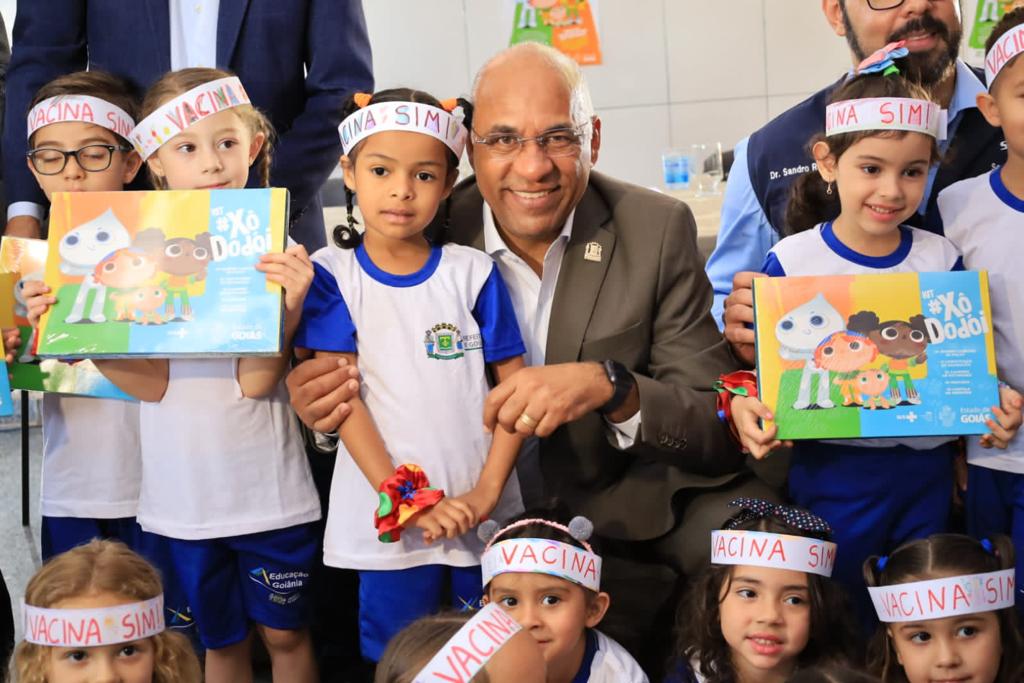 Rogério Cruz entrega para crianças kits de conscientização sobre importância da vacinação, e inaugura revitalização do Cmei Goiânia Viva