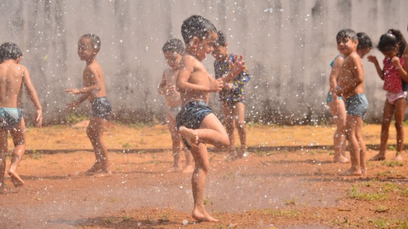 Cmei de Aparecida promove brincadeiras com água para refrescar alunos