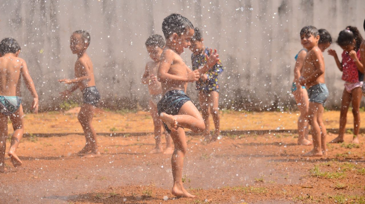 Cmei de Aparecida promove brincadeiras com água para refrescar alunos