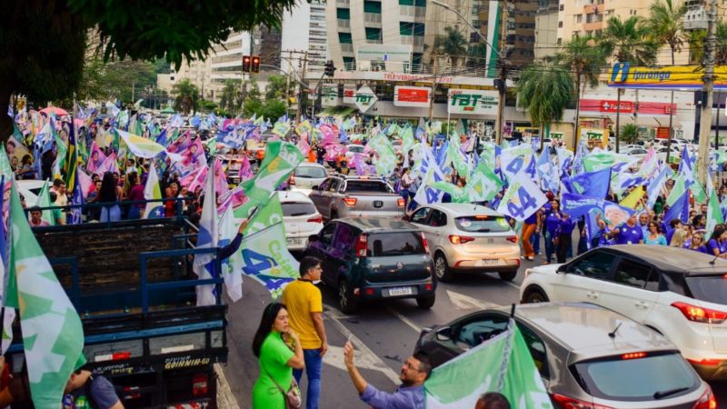 Bandeiraço na Praça Tamandaré mobiliza multidão em apoio à reeleição de Caiado