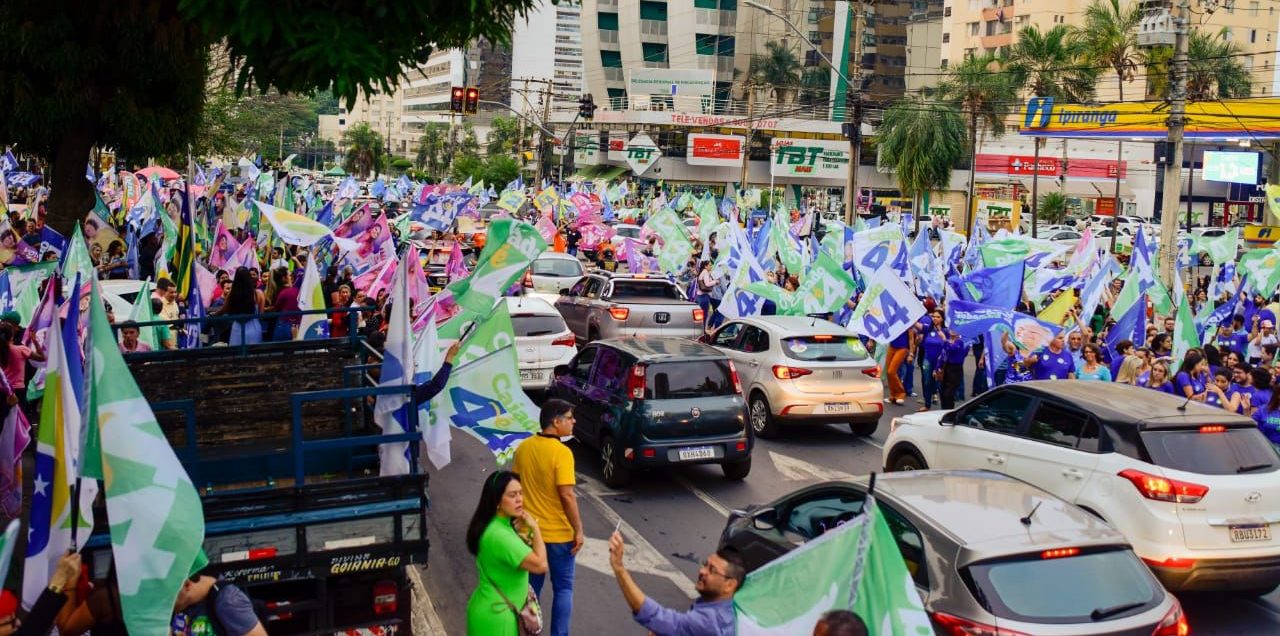 Bandeiraço na Praça Tamandaré mobiliza multidão em apoio à reeleição de Caiado