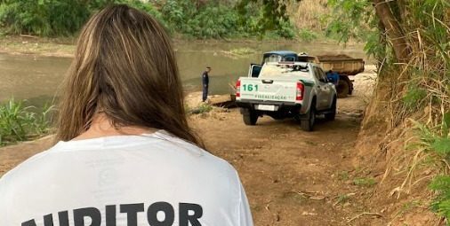 Prefeitura de Goiânia flagra crime ambiental e autua cinco pessoas por extração ilegal de areia, no encontro do Córrego Cascavel com o Ribeirão Anicuns