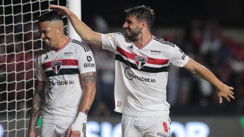 São Paulo arranca vitória sobre Atlético Goianiense no Morumbi