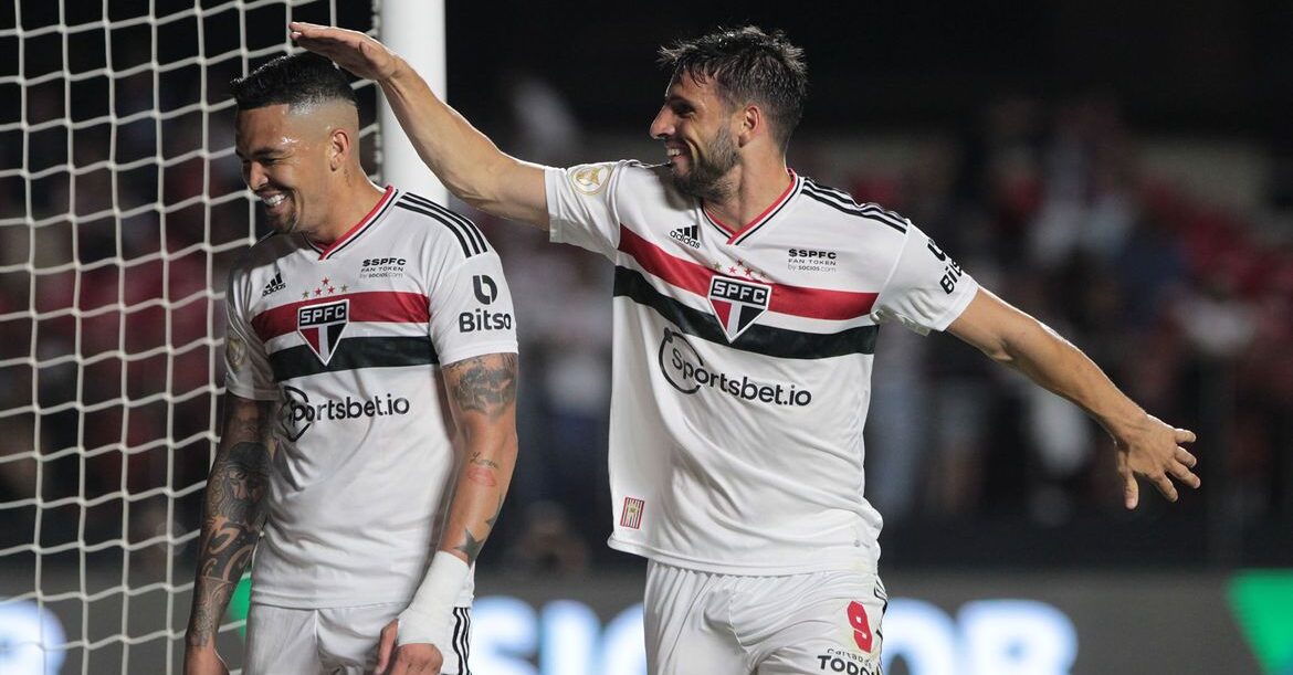 São Paulo arranca vitória sobre Atlético Goianiense no Morumbi