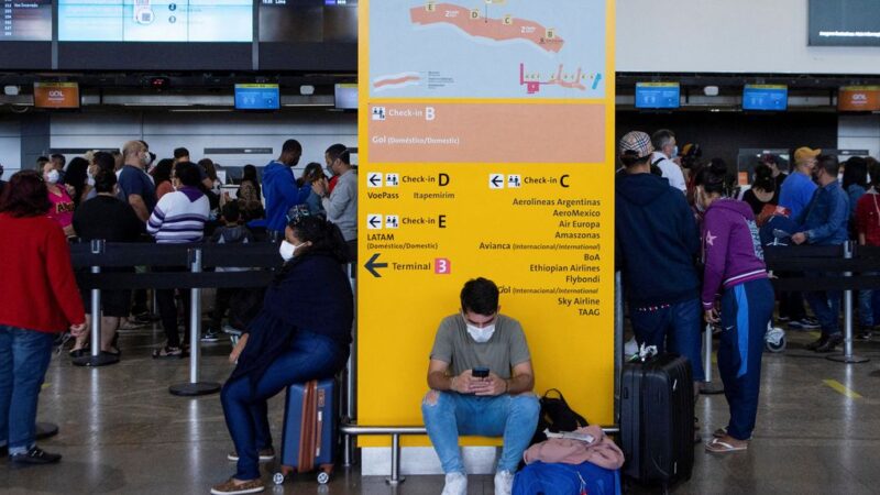 Máscaras em aviões e aeroportos são obrigatórias a partir de hoje