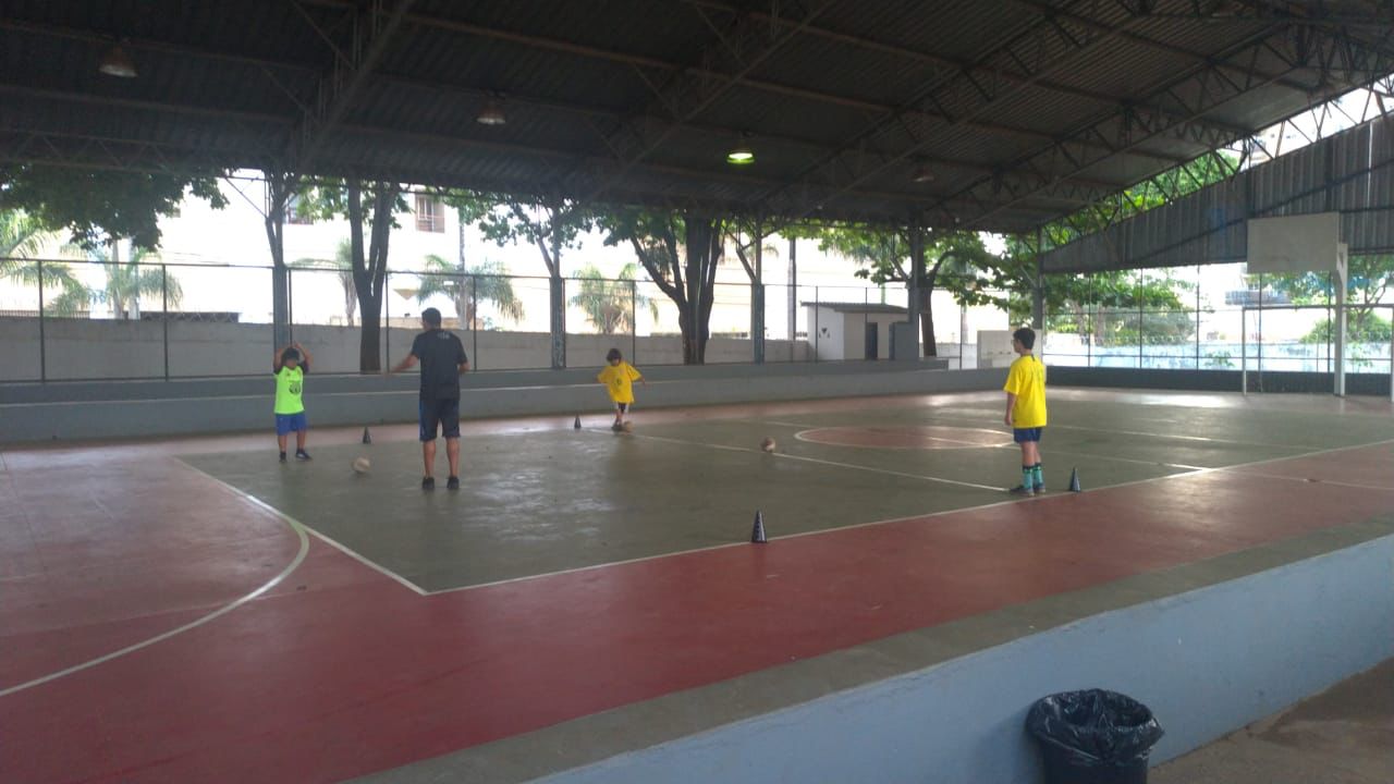 Prefeitura de Goiânia oferece aulas gratuitas de futebol para atletas com síndrome de Down, no Colégio Estadual Dom Abel, no Setor Universitário