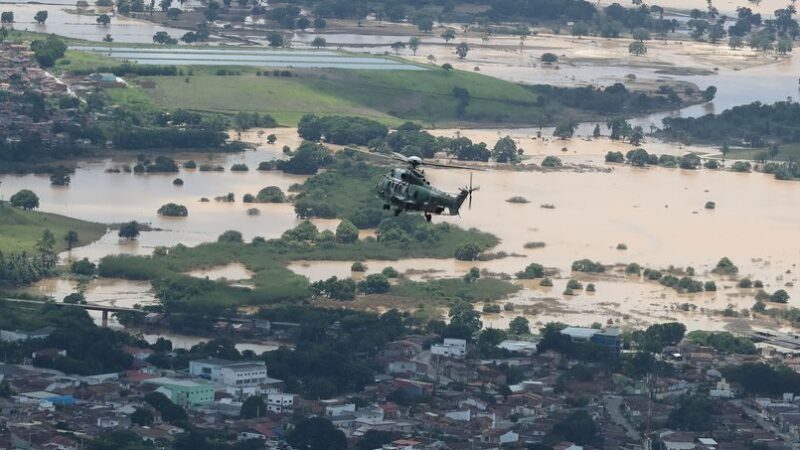 Brasileiro já pode receber alertas de desastres naturais por WhatsApp