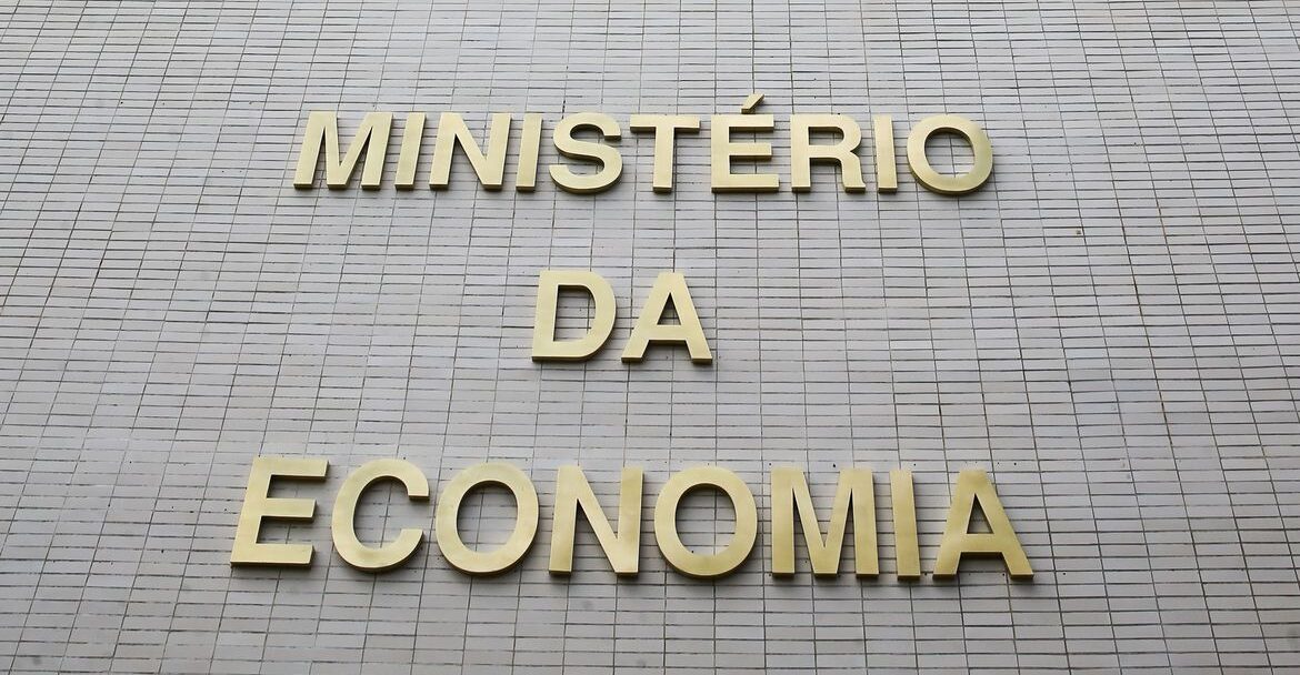 Governo bloqueia mais R$ 5,7 bi do Orçamento para cumprir teto