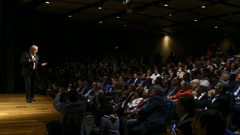 Presidente eleito se encontra com parlamentares e diz que vai dialogar