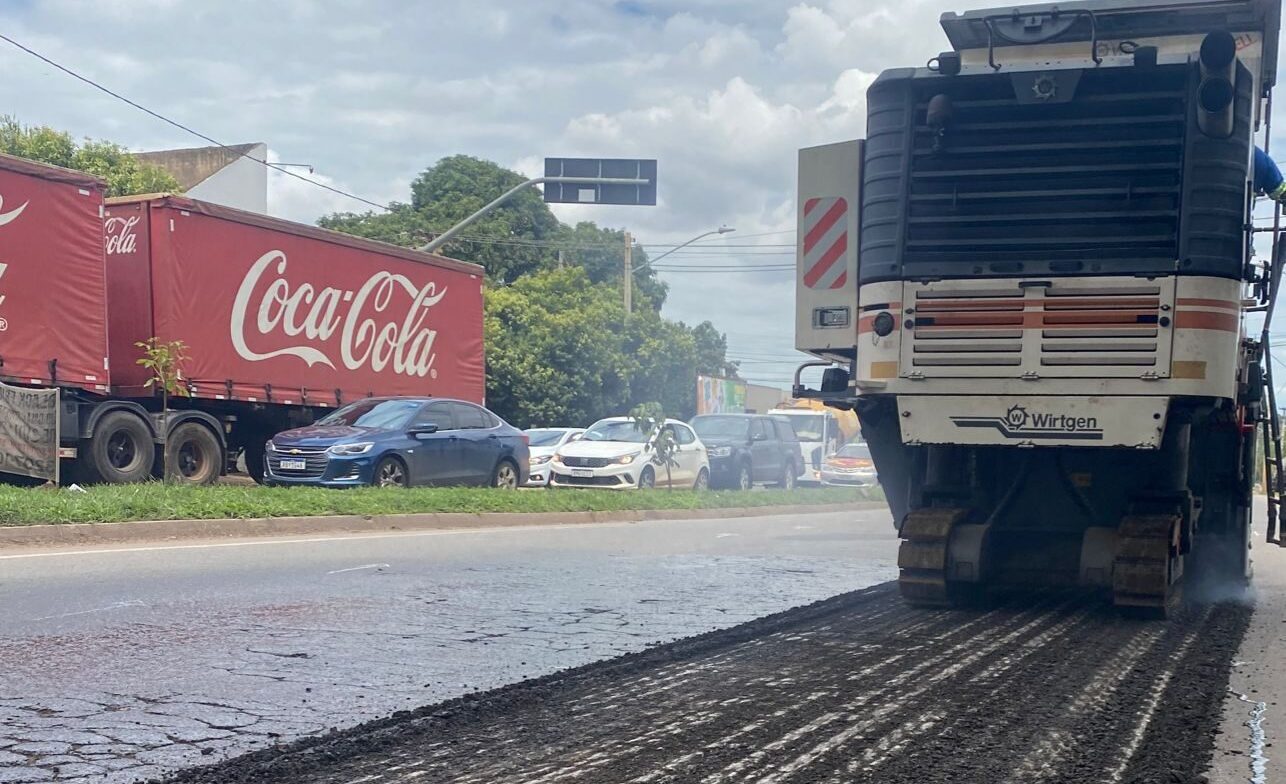 Prefeitura de Goiânia faz operação para melhorar a qualidade do asfalto da Avenida Perimetral Norte