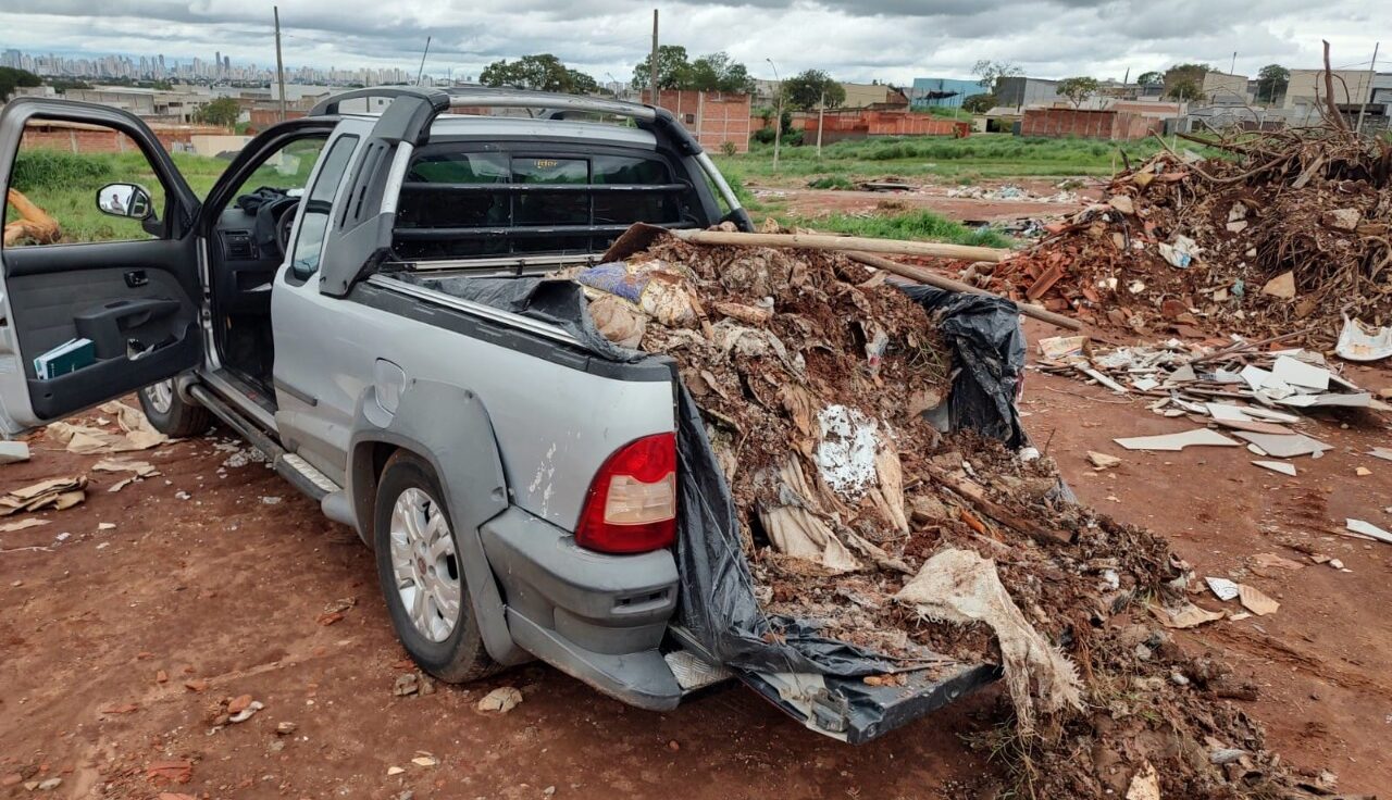 Prefeitura de Goiânia combate descarte irregular de entulho no Setor Três Marias