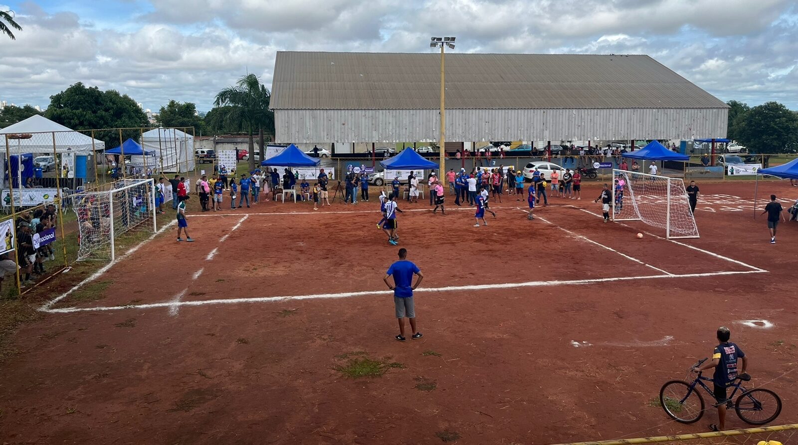 Primeira rodada da Copa Interbairros Goiânia de Futebol Society tem jogos em sete campos, neste domingo (29/01)