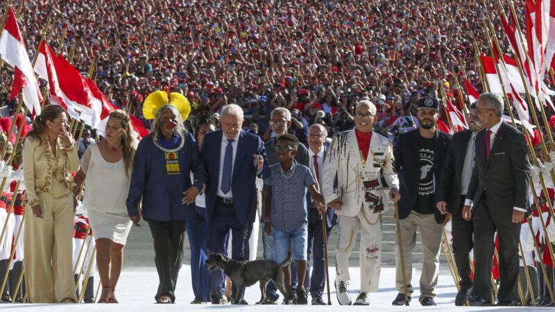 Presidente Lula sobe a rampa do Planalto e recebe faixa presidencial das ‘mãos do povo brasileiro’