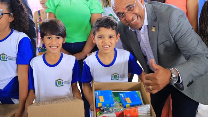 Rogério Cruz entrega novos kits escolares, e destaca que “Prefeitura objetiva melhorar ainda mais desempenho no Ideb”