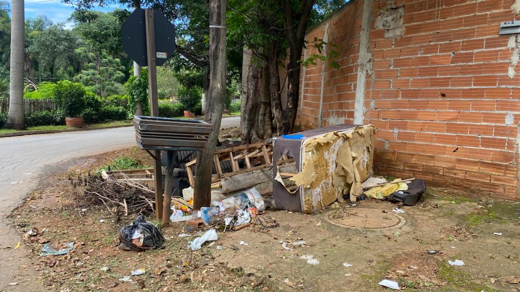 Prefeitura de Goiânia oferta serviços gratuitos de limpeza e pede colaboração da população para evitar descarte irregular em calçadas, ruas e áreas públicas