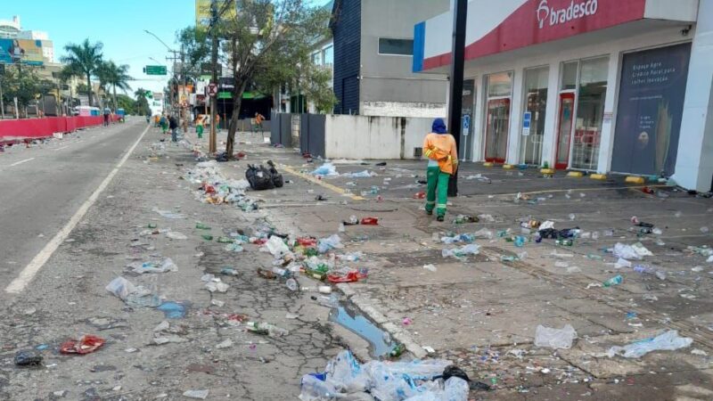 Comurg alerta para descarte correto de lixo durante festejos de Carnaval, e destaca equipes de limpeza para monitorar vias públicas