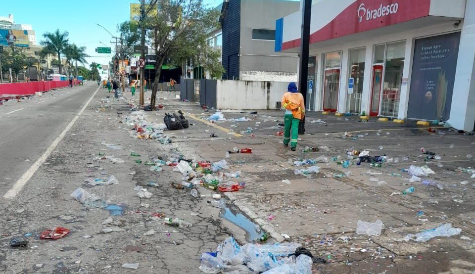 Comurg alerta para descarte correto de lixo durante festejos de Carnaval, e destaca equipes de limpeza para monitorar vias públicas