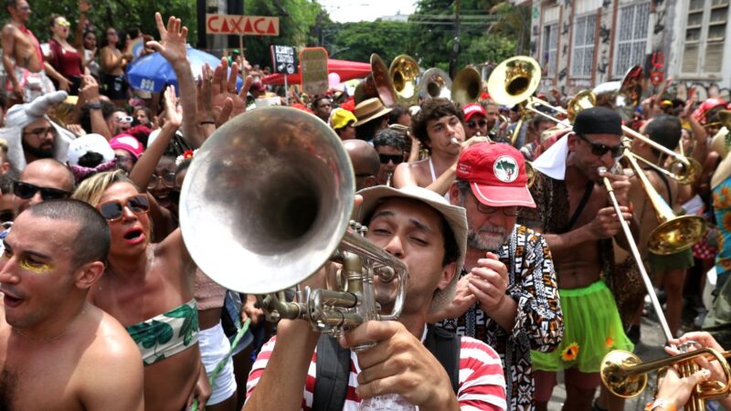 Carnaval: pessoas com sintomas respiratórios devem evitar aglomerações