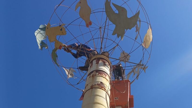 Seinfra recupera escultura na Vila Viana, doada ao município em 2008 por projeto cultural