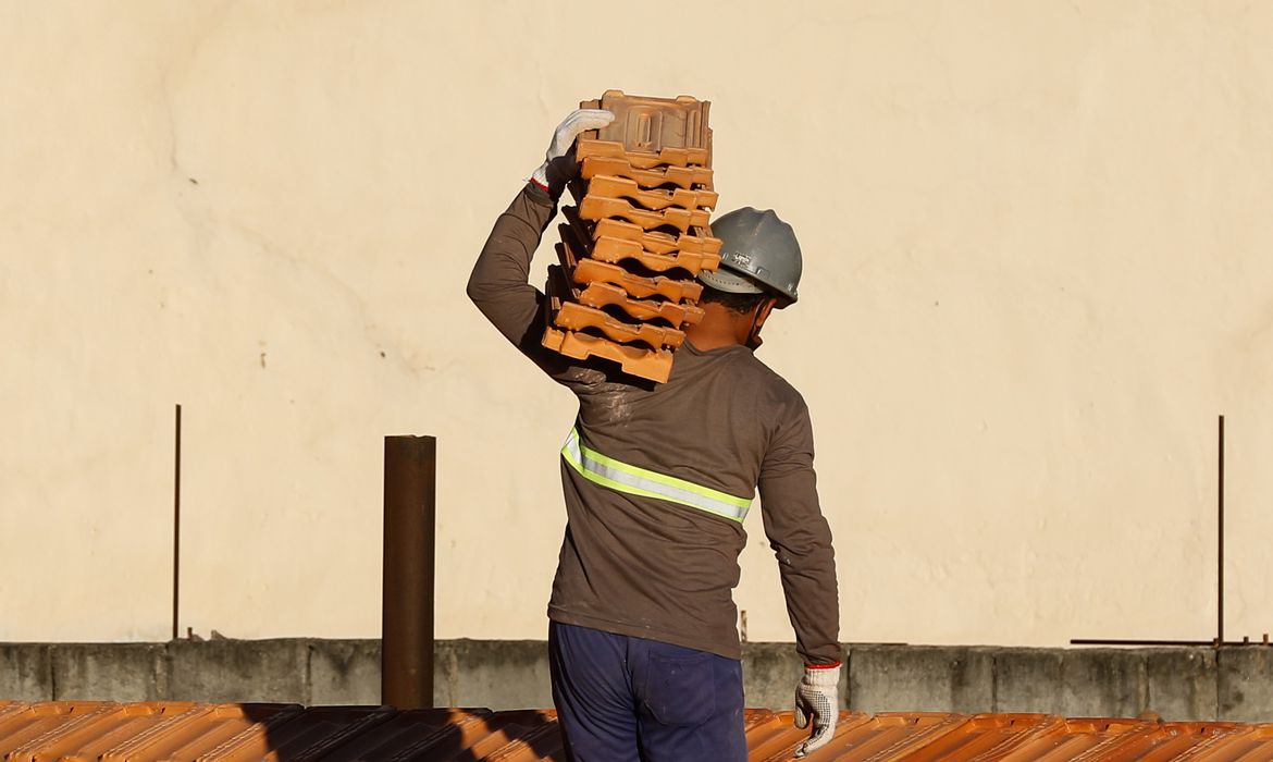 CNI: indústria da construção está empregando mais no país