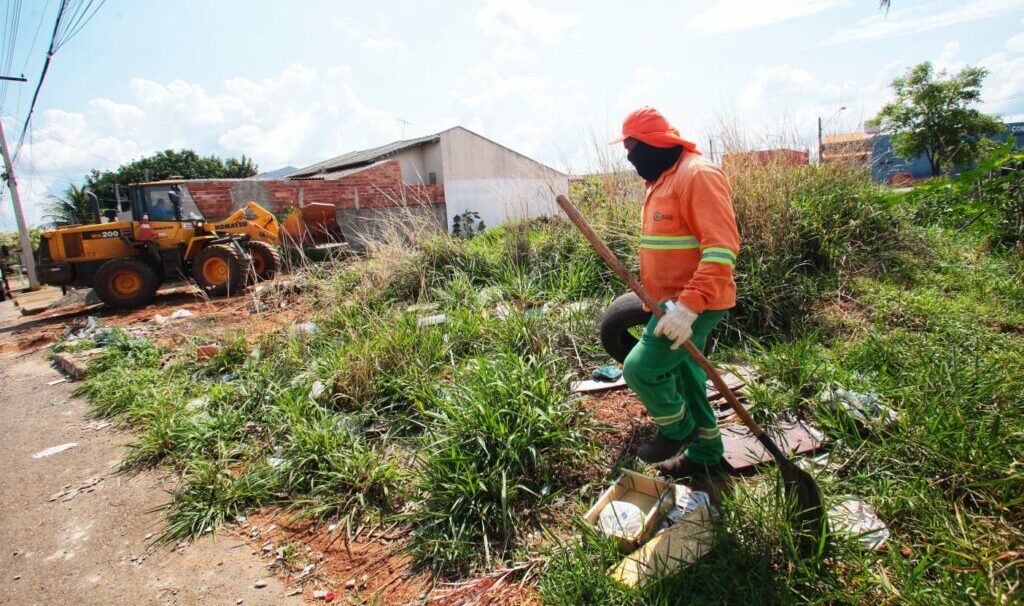 Prefeitura de Goiânia faz limpeza de 500 lotes baldios de janeiro a maio, e projeta intensificar trabalho nos próximos dias