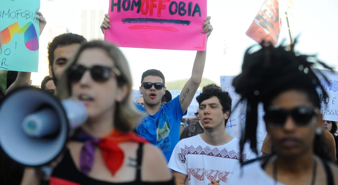 Registros de racismo e homofobia disparam no país em 2022