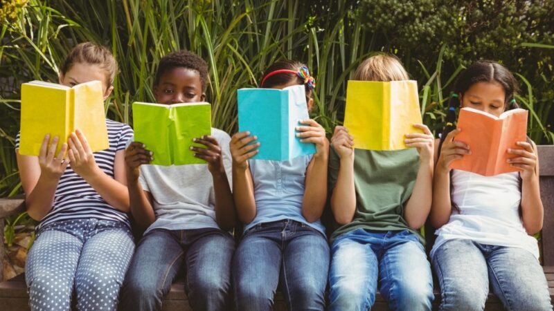 Dia da Amizade: livros como companheiros de aprendizado e diversão