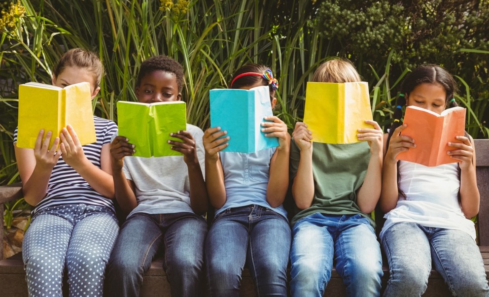 Dia da Amizade: livros como companheiros de aprendizado e diversão