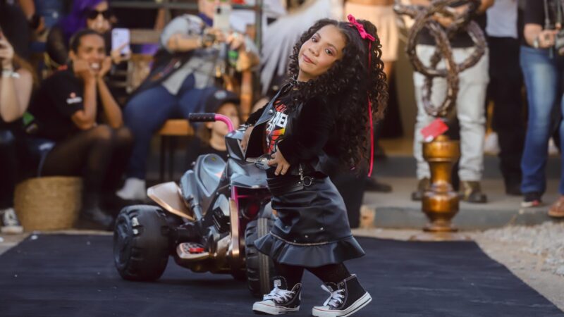 Modelo e influencer mirim com nanismo é destaque no Capital Moto Week 2023