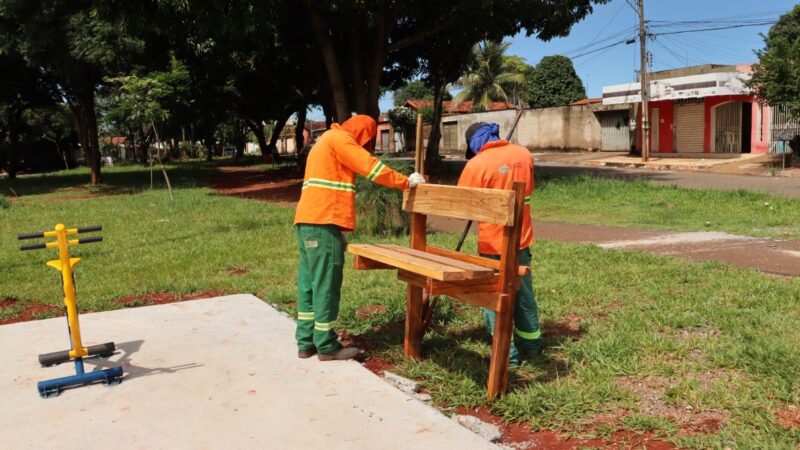 Prefeitura de Goiânia intensifica manutenção em praças com frentes de serviços de marcenaria, serralheria e obras