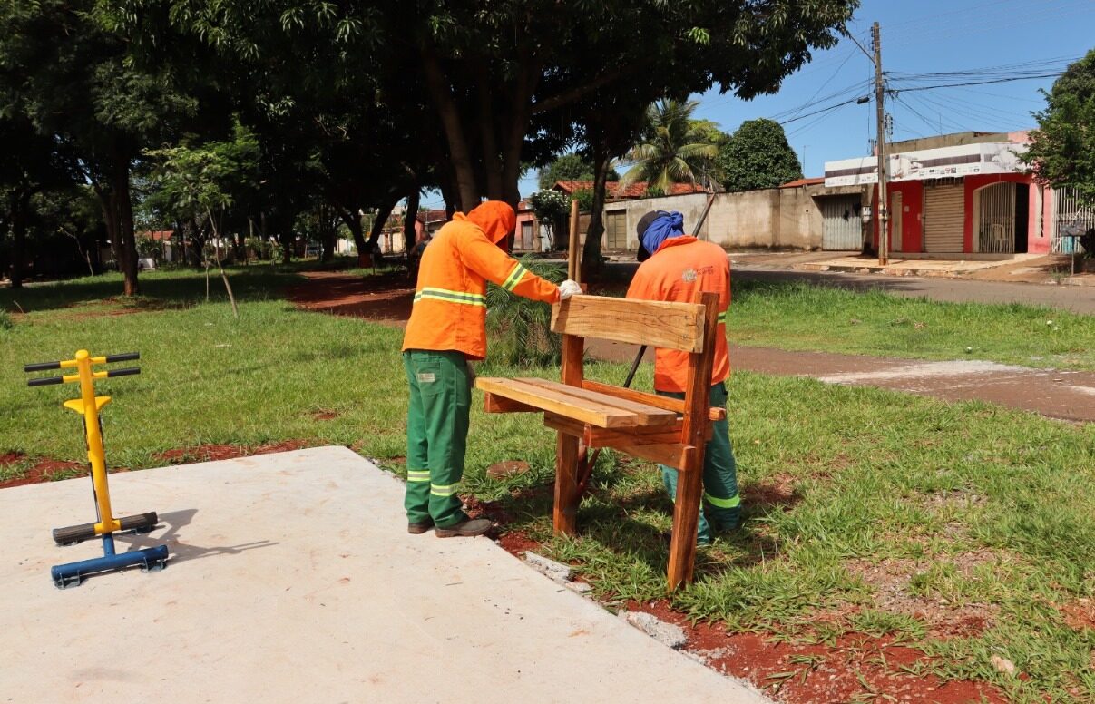 Prefeitura de Goiânia intensifica manutenção em praças com frentes de serviços de marcenaria, serralheria e obras