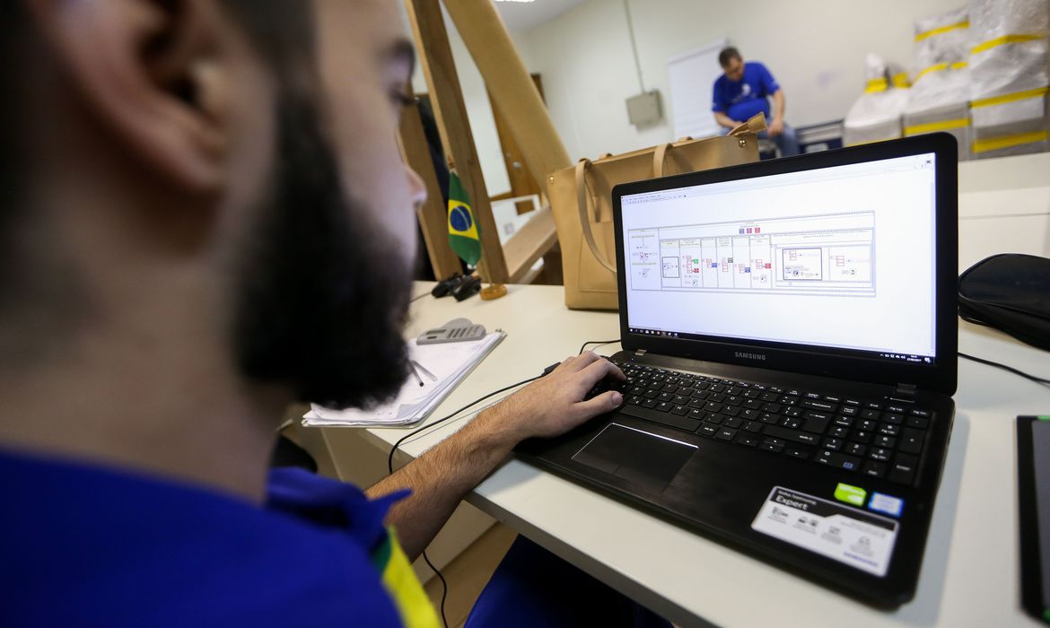 Um em cada dez estudantes brasileiros cursa ensino profissional