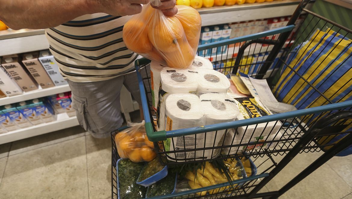 Alimentos e bebidas aliviam inflação para os mais pobres, aponta Ipea