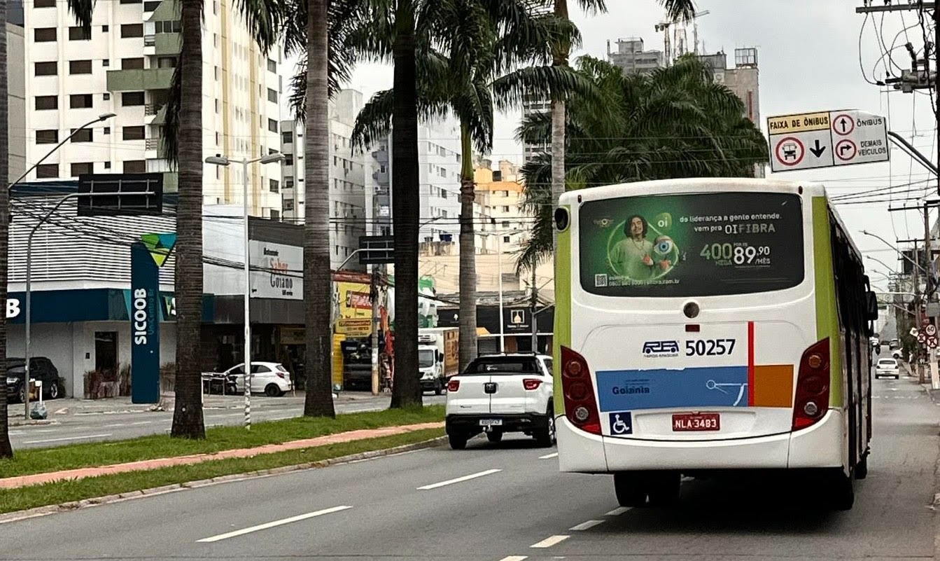 Transitar na faixa exclusiva para ônibus é a segunda maior causa de autuações em Goiânia