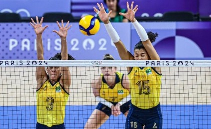 Vôlei feminino estreia com vitória tranquila em Paris