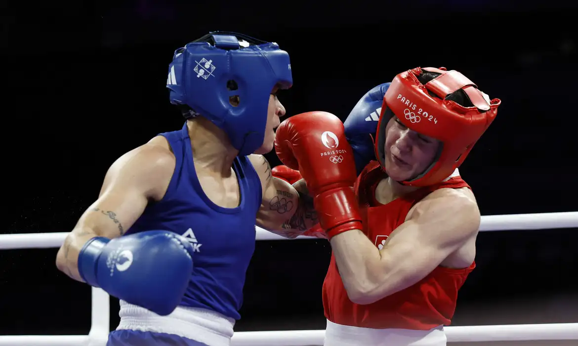 Bia Ferreira conquista o bronze no peso-leve do boxe feminino