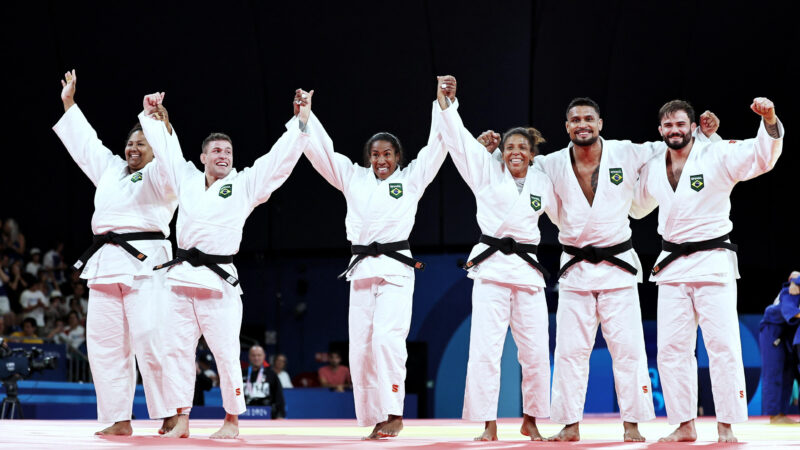 Judô brasileiro fecha Olimpíada com bronze por equipes