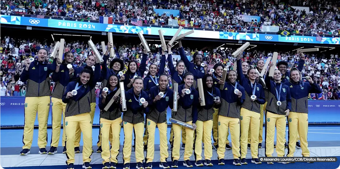 Brasil é prata no futebol feminino após revés contra EUA na final